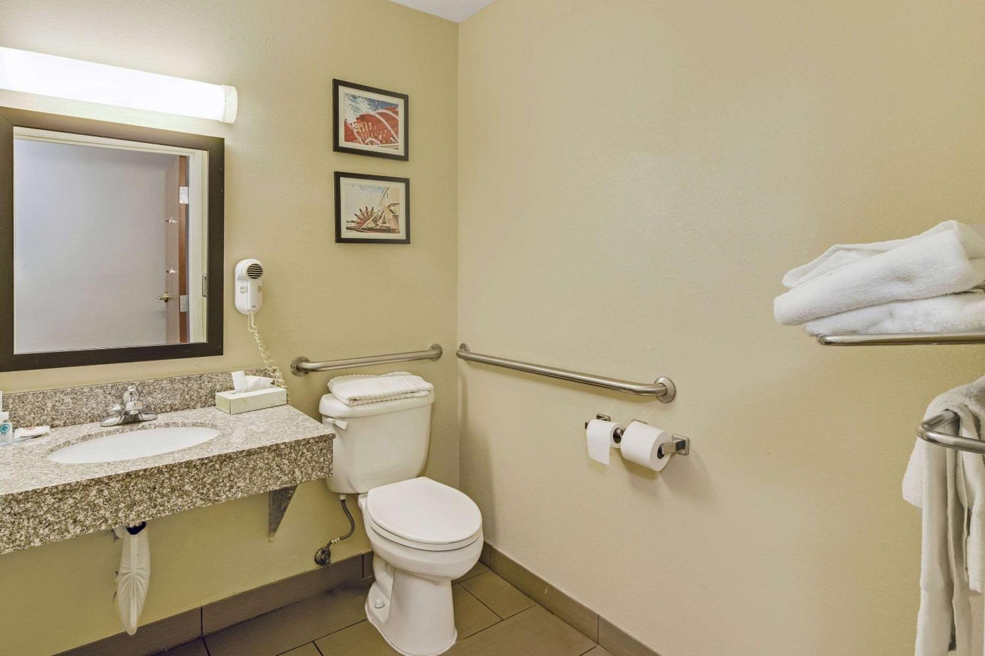 Comfort Inn Henderson Bagian luar foto